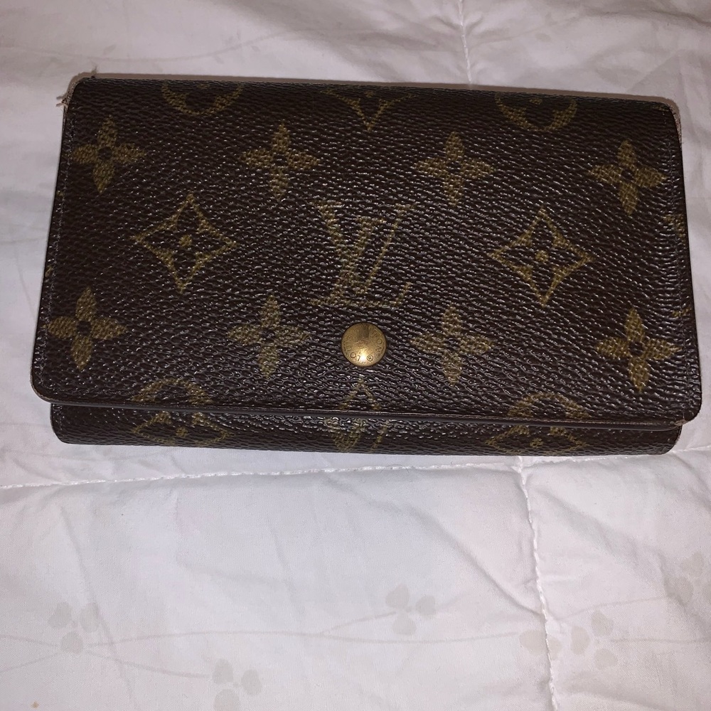 Women’s Authentic Monogram Louis Vuitton Wallet. Used condition.